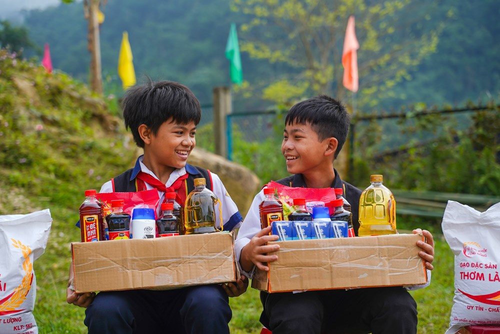 Trao tặng 200 suất quà Tết cho người dân vùng cao Trà Vân - ảnh 5