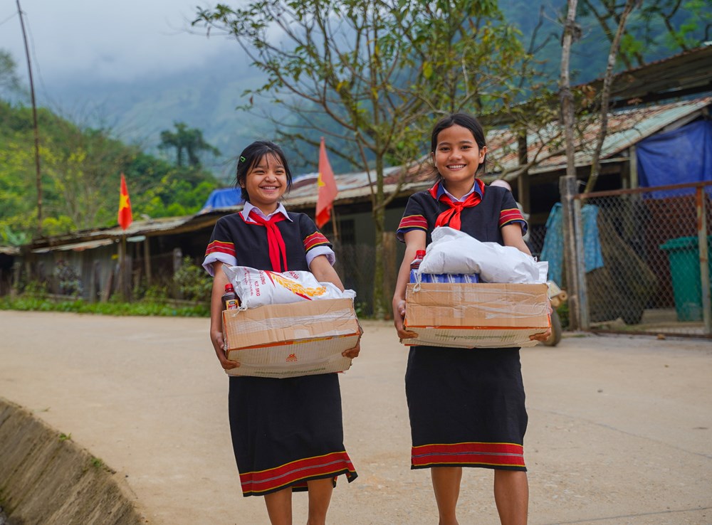 Trao tặng 200 suất quà Tết cho người dân vùng cao Trà Vân - ảnh 2