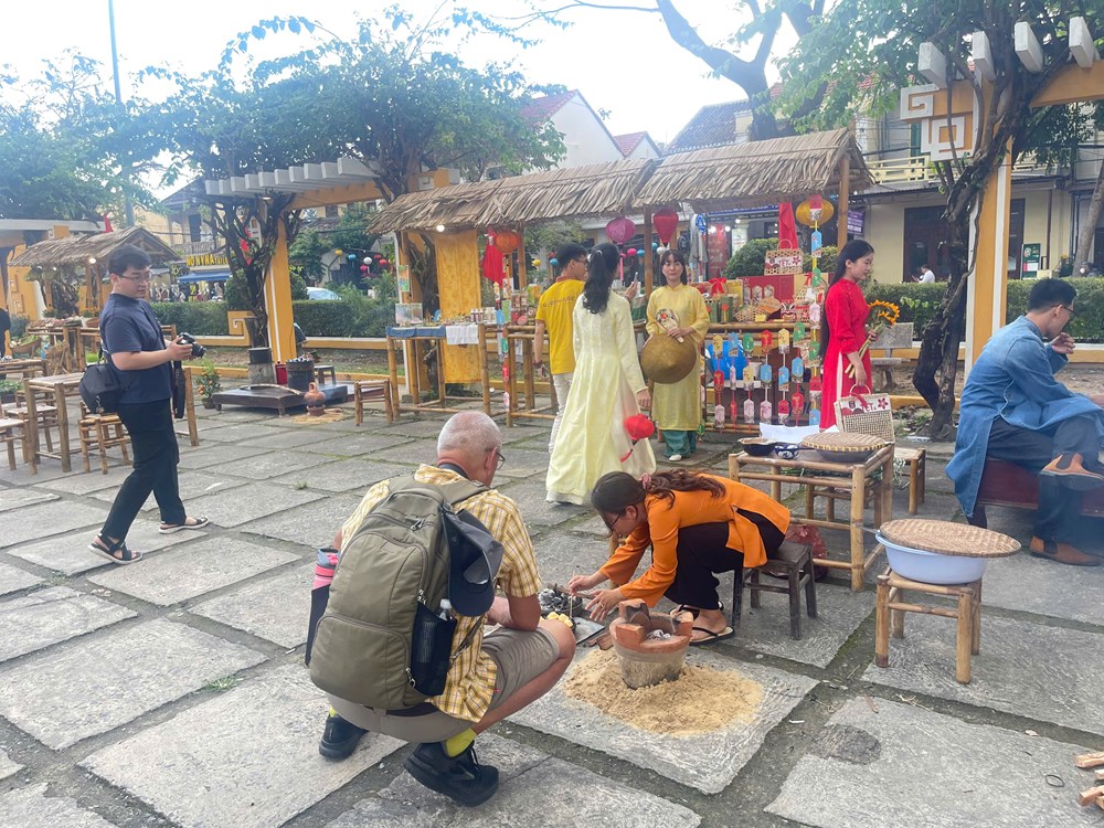 Rộn ràng đón Tết Bính Ngọ tại Hội An - ảnh 2