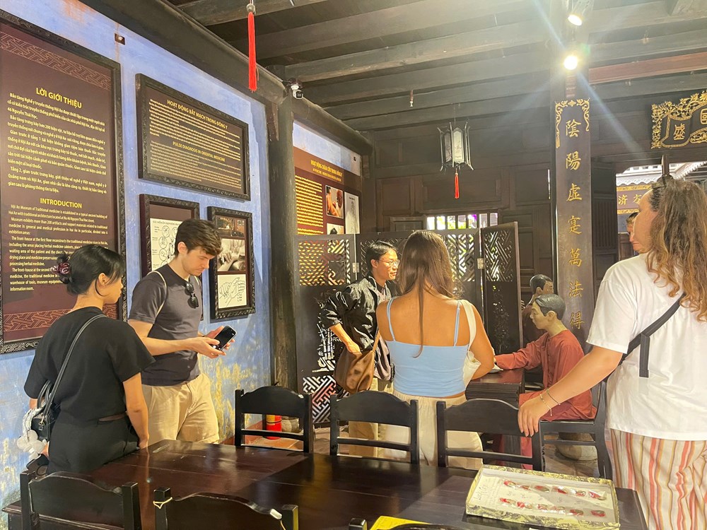 Rộn ràng đón Tết Bính Ngọ tại Hội An - ảnh 1