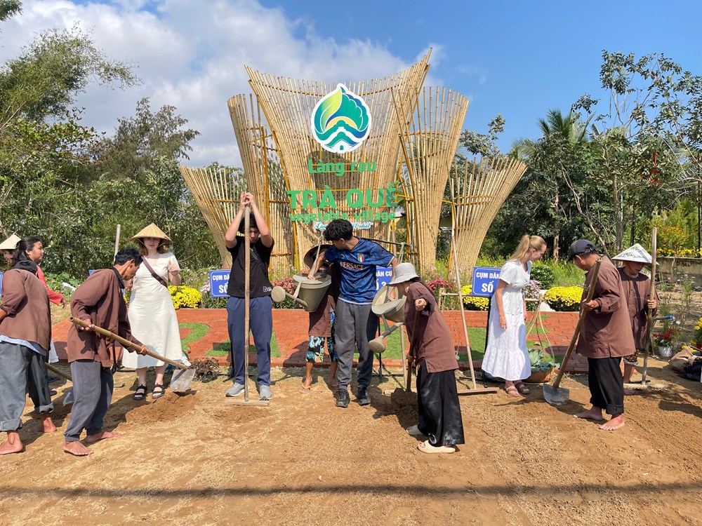 Rộn ràng lễ hội cầu bông Trà Quế - ảnh 12