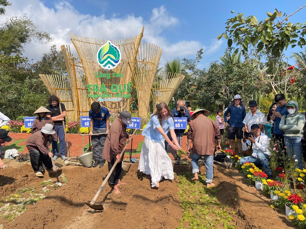 Rộn ràng lễ hội cầu bông Trà Quế - ảnh 13