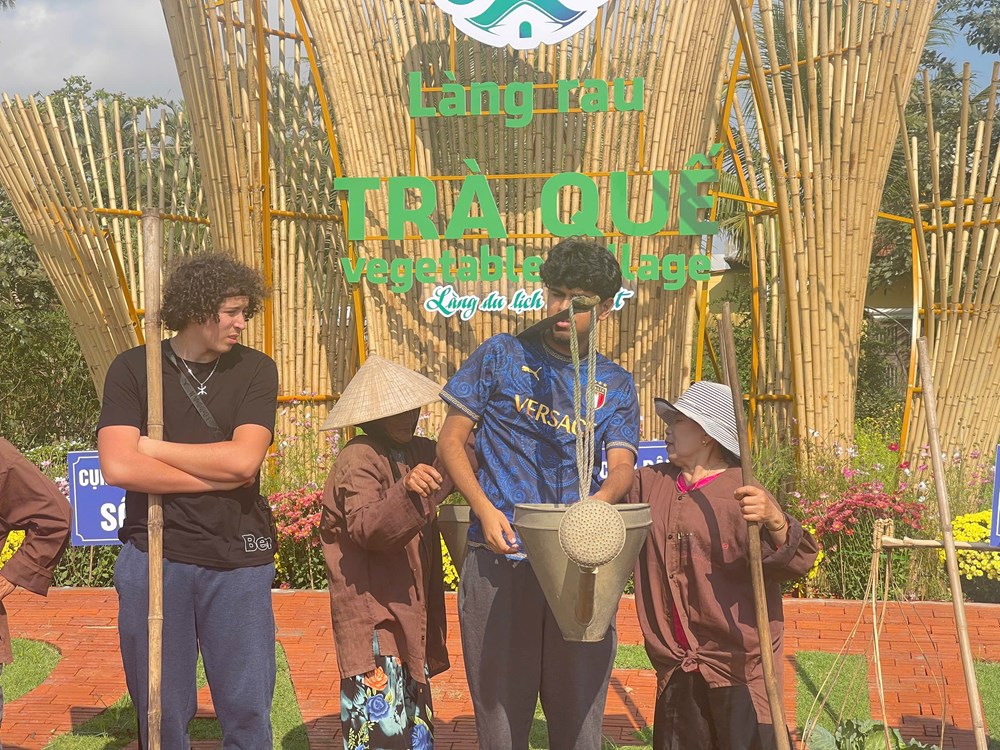 Rộn ràng lễ hội cầu bông Trà Quế - ảnh 11