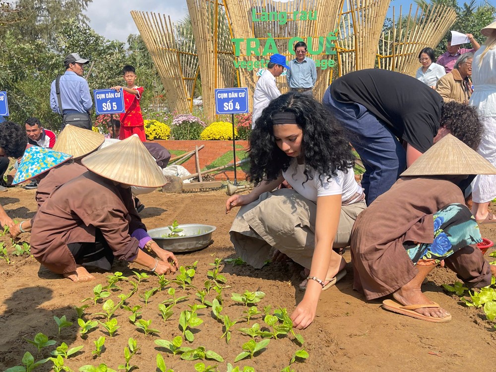 Rộn ràng lễ hội cầu bông Trà Quế - ảnh 15