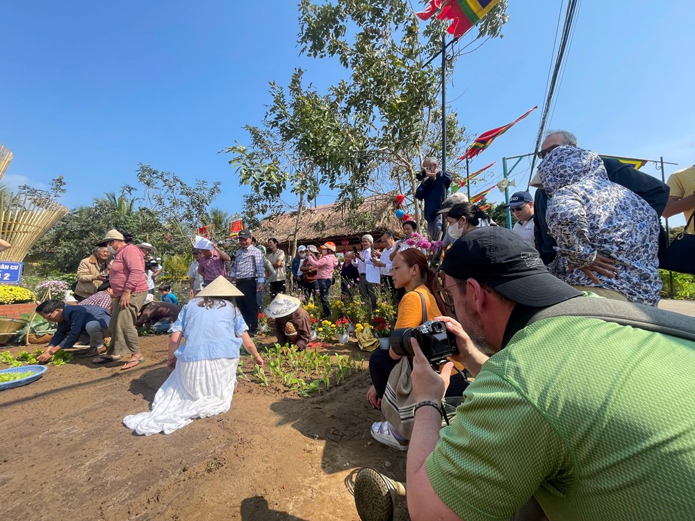 Rộn ràng lễ hội cầu bông Trà Quế - ảnh 14