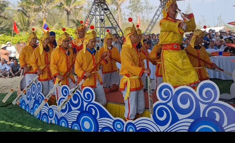 Ngư dân Thăng An rộn ràng tham gia lễ hội cầu ngư, ra quân đánh bắt hải sản - ảnh 4