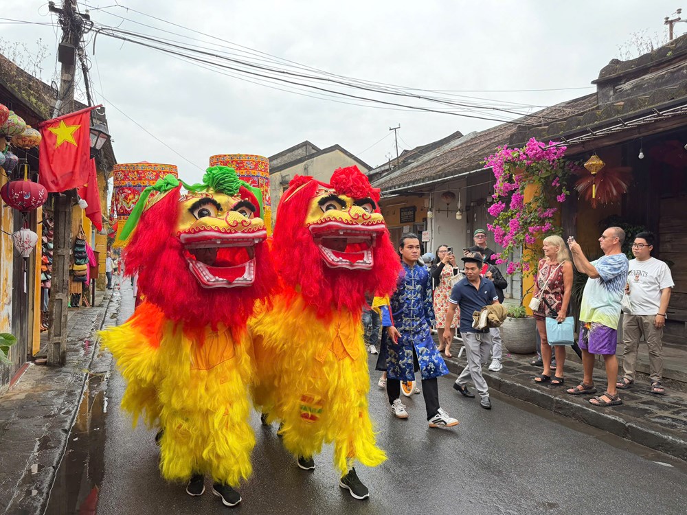 Du khách hào hứng theo chân đoàn diễu hành mừng Nguyên tiêu ở Hội An - ảnh 19