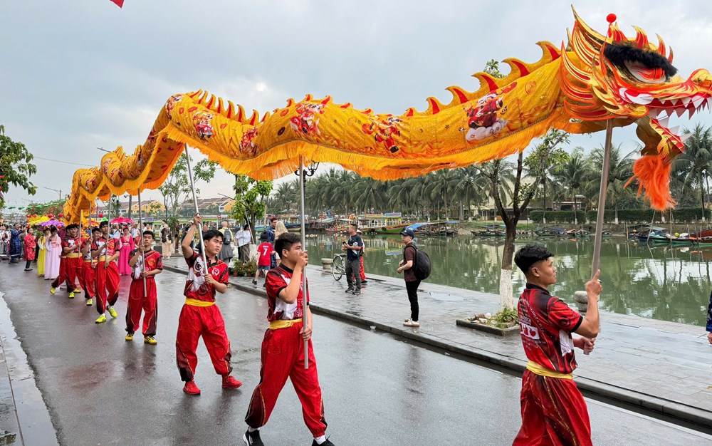 Du khách hào hứng theo chân đoàn diễu hành mừng Nguyên tiêu ở Hội An - ảnh 7