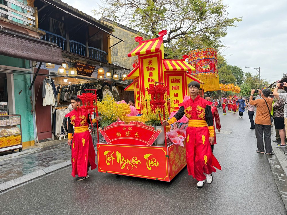 Du khách hào hứng theo chân đoàn diễu hành mừng Nguyên tiêu ở Hội An - ảnh 14