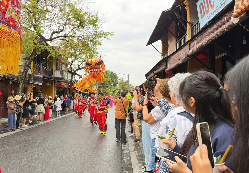 Du khách hào hứng theo chân đoàn diễu hành mừng Nguyên tiêu ở Hội An - ảnh 11