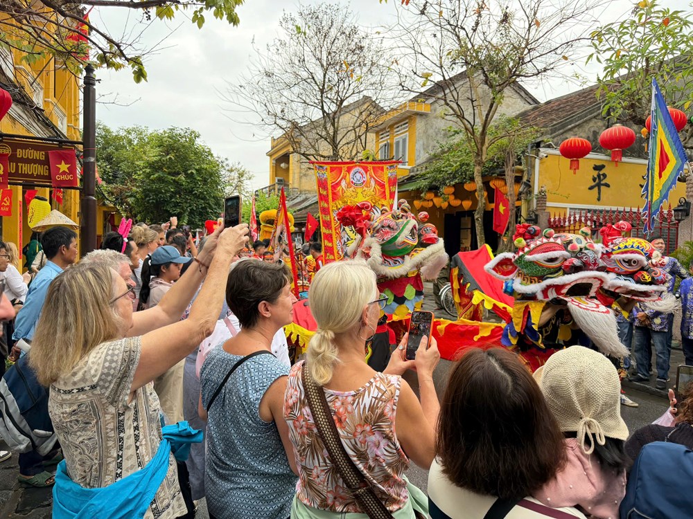 Du khách hào hứng theo chân đoàn diễu hành mừng Nguyên tiêu ở Hội An - ảnh 1