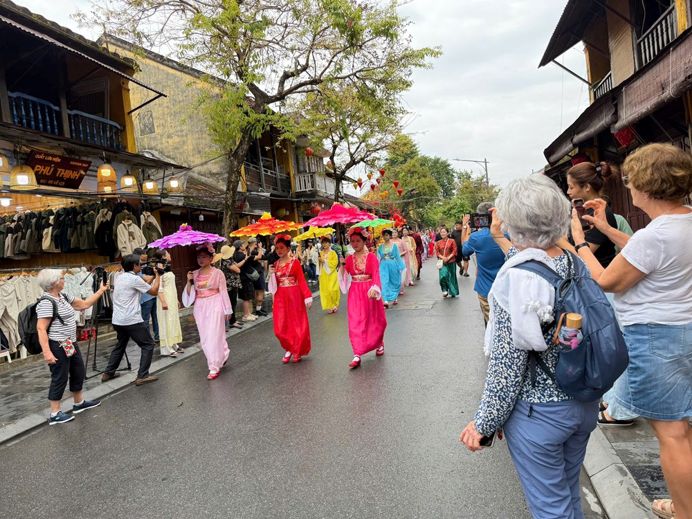Du khách hào hứng theo chân đoàn diễu hành mừng Nguyên tiêu ở Hội An - ảnh 10