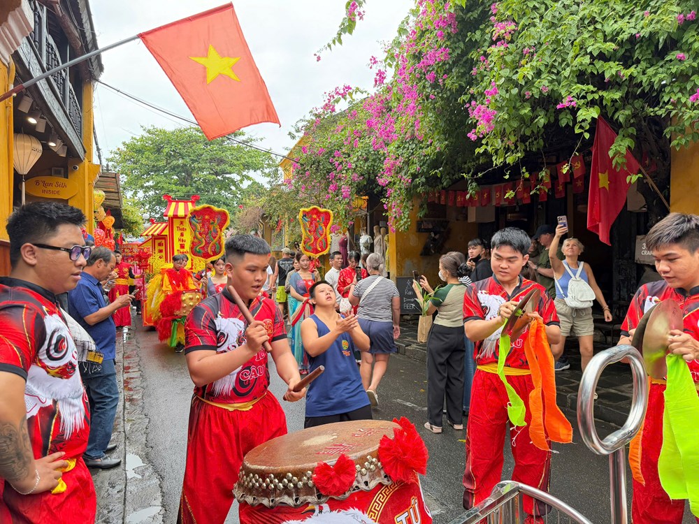 Du khách hào hứng theo chân đoàn diễu hành mừng Nguyên tiêu ở Hội An - ảnh 20