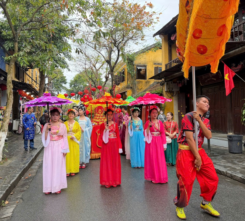 Du khách hào hứng theo chân đoàn diễu hành mừng Nguyên tiêu ở Hội An - ảnh 15