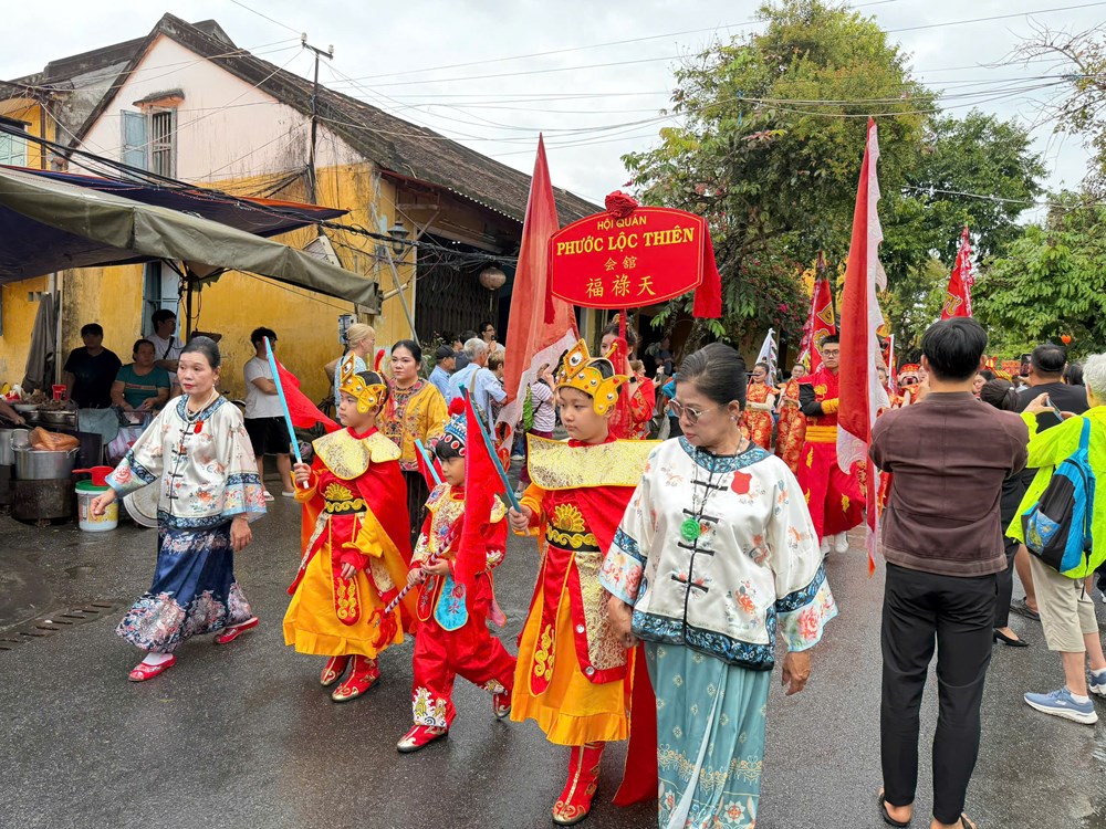 Du khách hào hứng theo chân đoàn diễu hành mừng Nguyên tiêu ở Hội An - ảnh 9