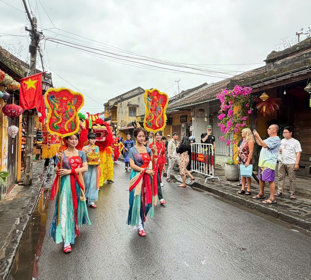 Du khách hào hứng theo chân đoàn diễu hành mừng Nguyên tiêu ở Hội An - ảnh 6