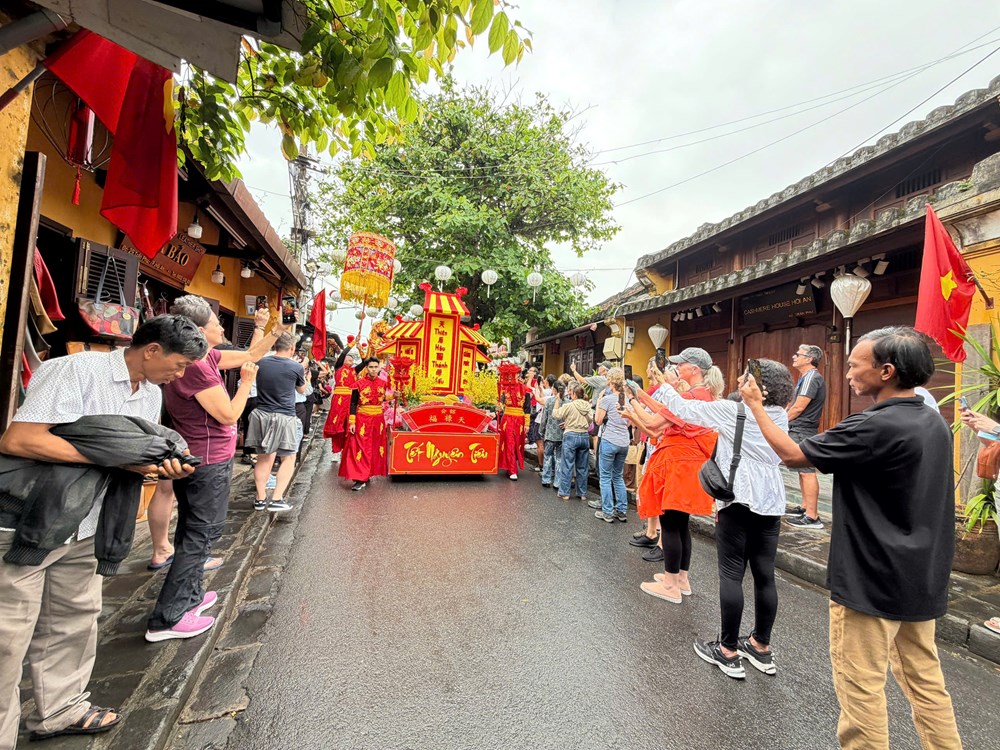 Du khách hào hứng theo chân đoàn diễu hành mừng Nguyên tiêu ở Hội An - ảnh 2