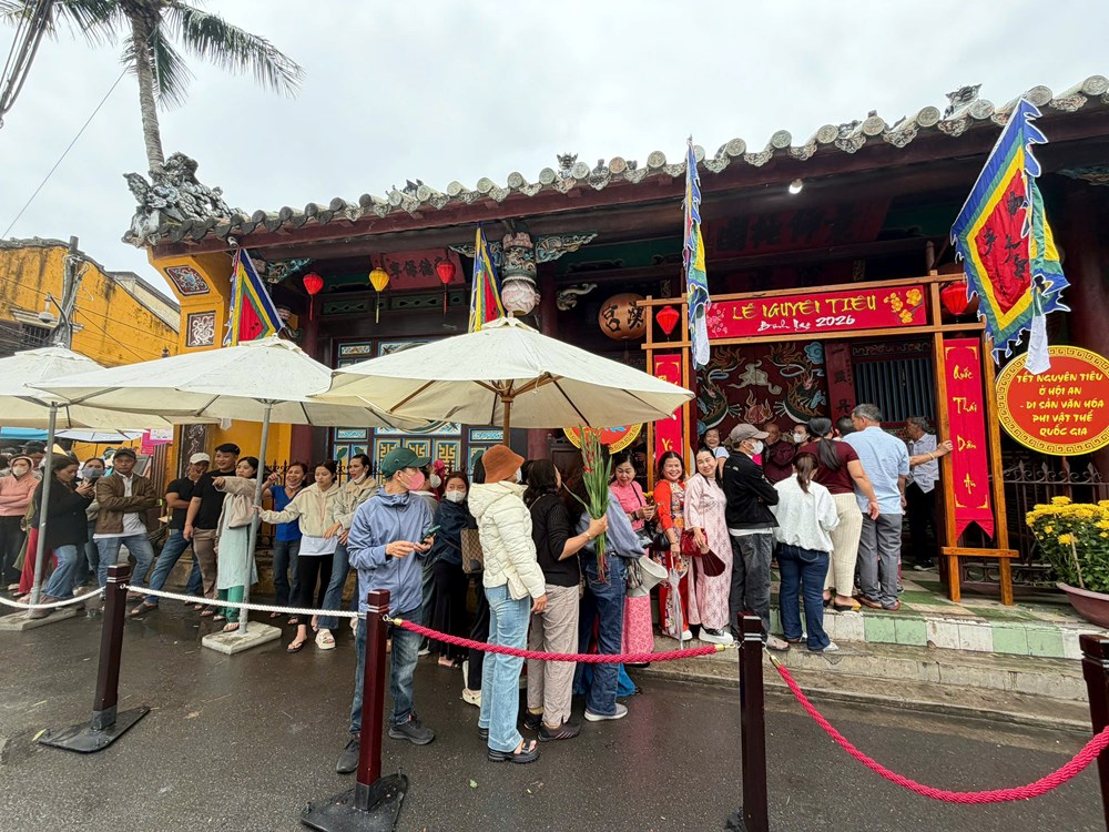 Du khách hào hứng theo chân đoàn diễu hành mừng Nguyên tiêu ở Hội An - ảnh 16