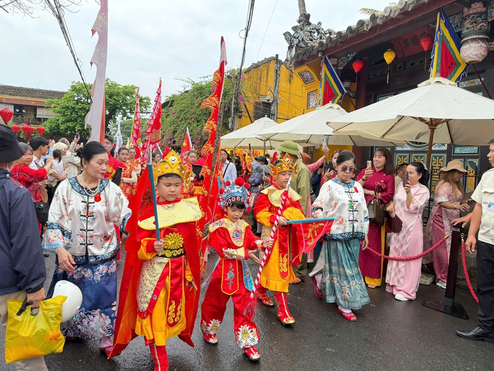 Du khách hào hứng theo chân đoàn diễu hành mừng Nguyên tiêu ở Hội An - ảnh 18