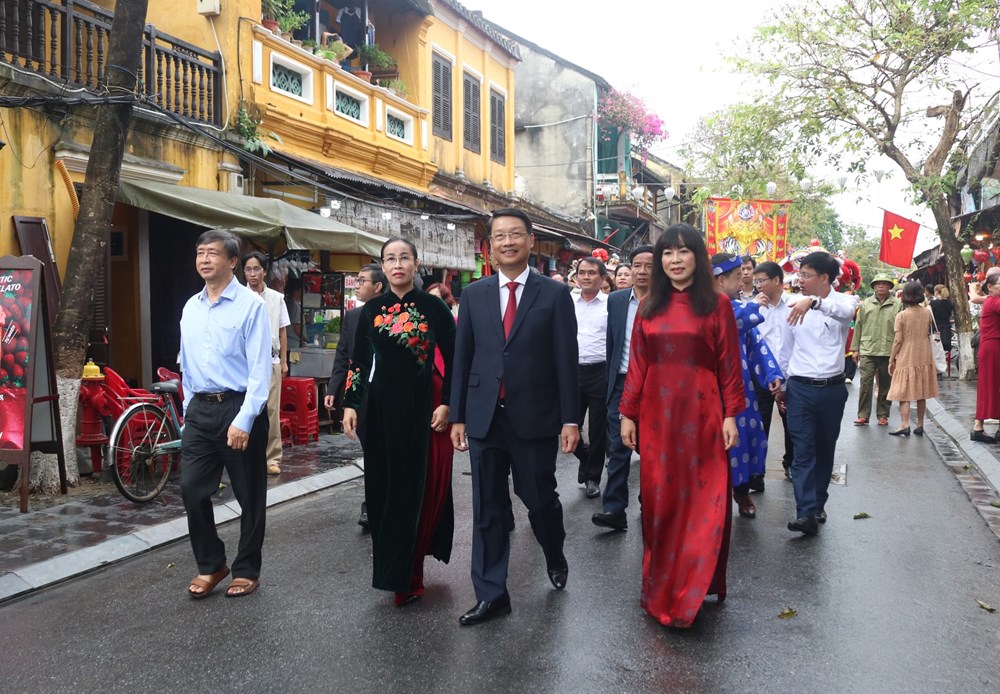 Du khách hào hứng theo chân đoàn diễu hành mừng Nguyên tiêu ở Hội An - ảnh 4