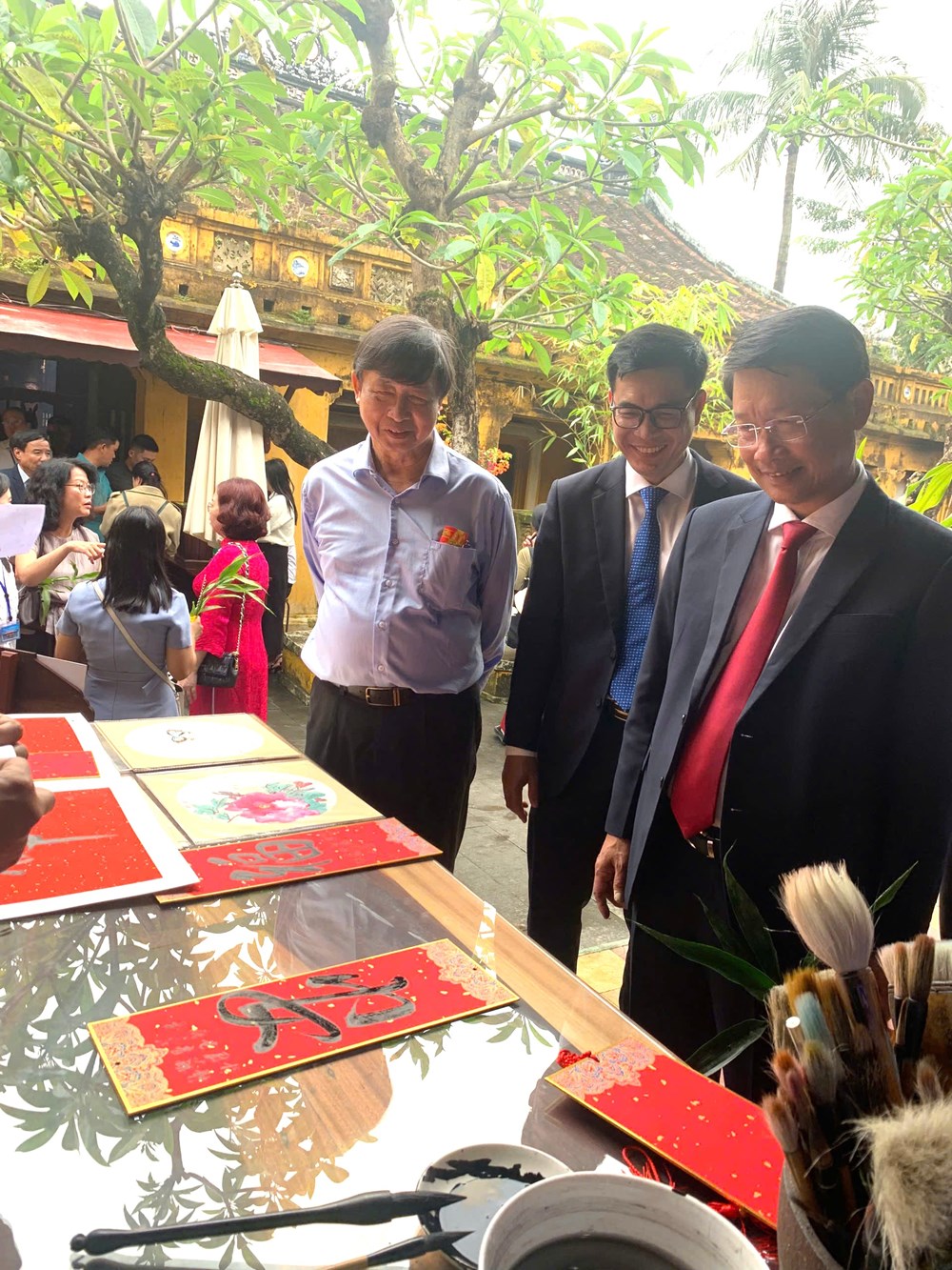 Du khách hào hứng theo chân đoàn diễu hành mừng Nguyên tiêu ở Hội An - ảnh 5