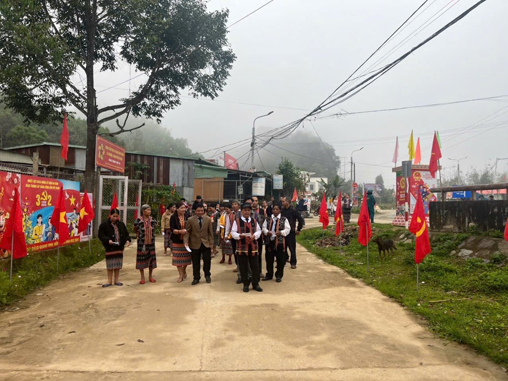 Cử tri đồng bào Co ở Trà Liên nô nức đi bầu cử - ảnh 12