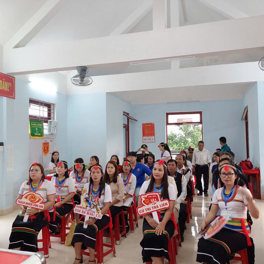 Cử tri đồng bào Co ở Trà Liên nô nức đi bầu cử - ảnh 6