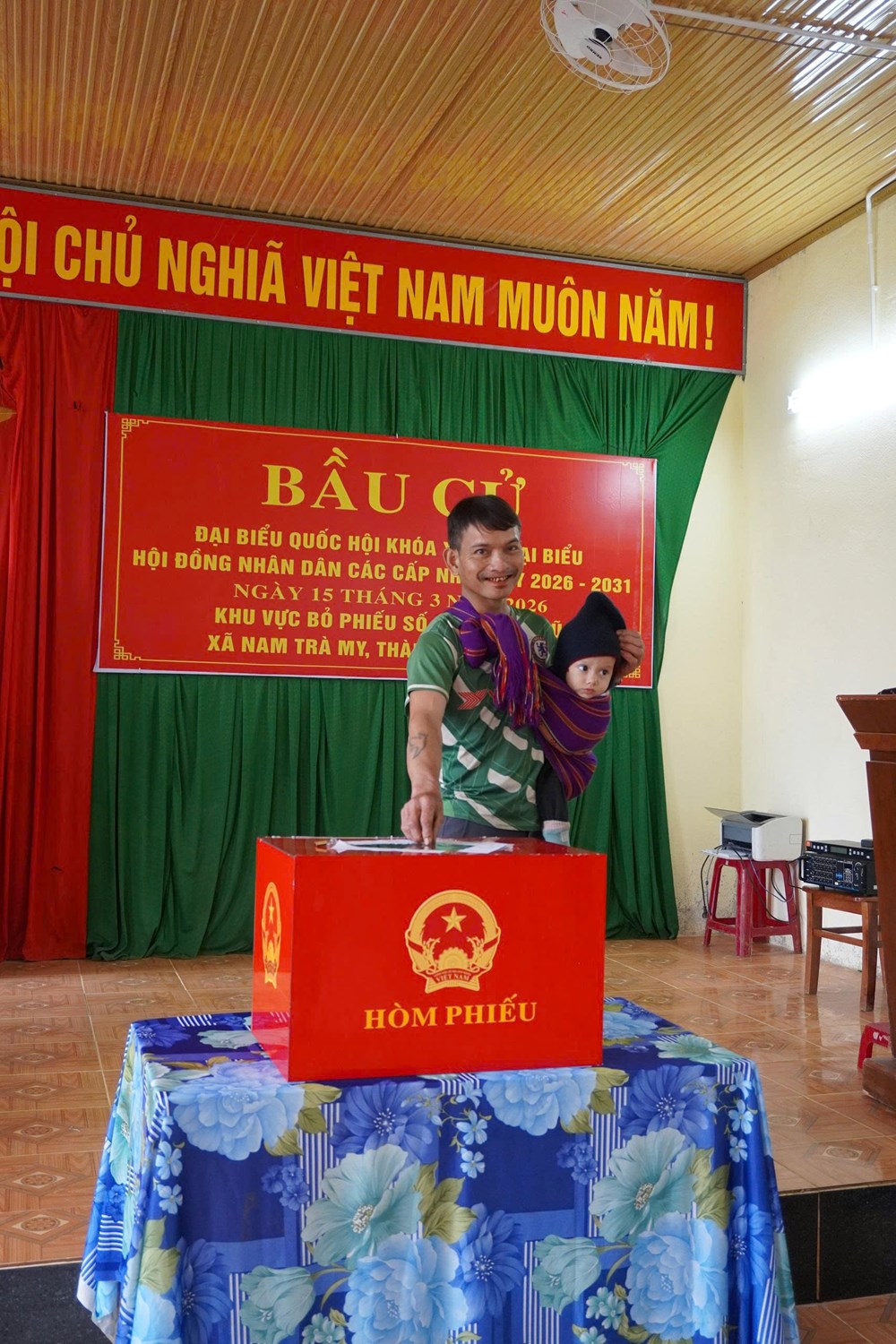 Cử tri đồng bào Co ở Trà Liên nô nức đi bầu cử - ảnh 9