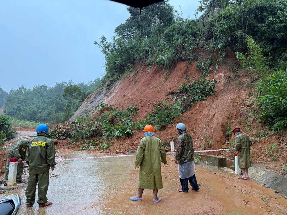 Đà Nẵng công bố tình huống khẩn cấp do sạt lở ở một số khu vực miền núi - ảnh 6