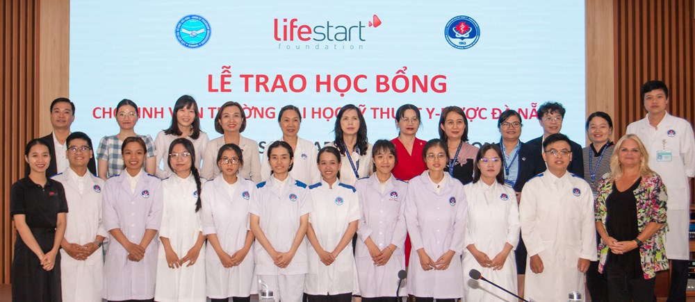 Gần 3 tỉ đồng hỗ trợ sinh viên Y- Dược có hoàn cảnh khó khăn tại miền Trung - ảnh 2