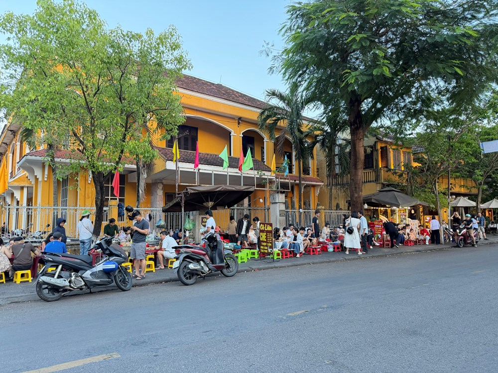 Hướng dẫn bố trí đỗ xe trên vỉa hè, lắp đặt biển hiệu đúng quy định - ảnh 1