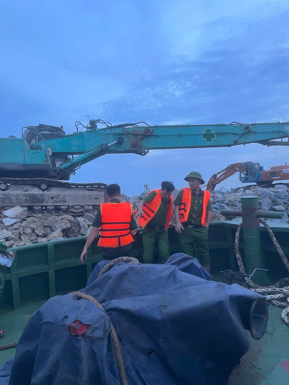 Cơ quan chức năng thông tin về “hình ảnh nghi sà lan đổ chất thải xuống biển Cửa Đại”  - ảnh 3