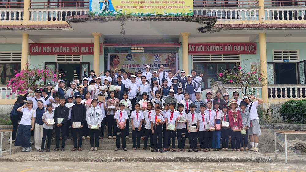 Hỗ trợ học sinh, người nghèo vùng miền núi Hướng Hiệp  - ảnh 1