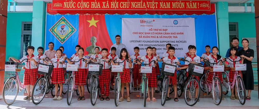 Trao tặng 50 xe đạp cho học sinh có hoàn cảnh khó khăn - ảnh 2