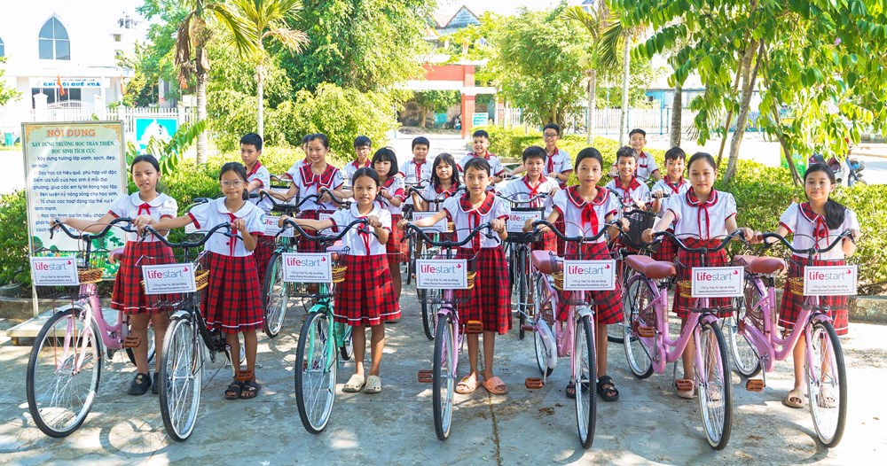 Trao tặng 50 xe đạp cho học sinh có hoàn cảnh khó khăn - ảnh 4