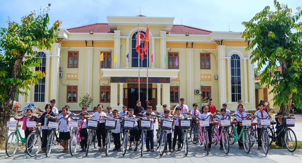 Trao tặng 50 xe đạp cho học sinh có hoàn cảnh khó khăn - ảnh 3
