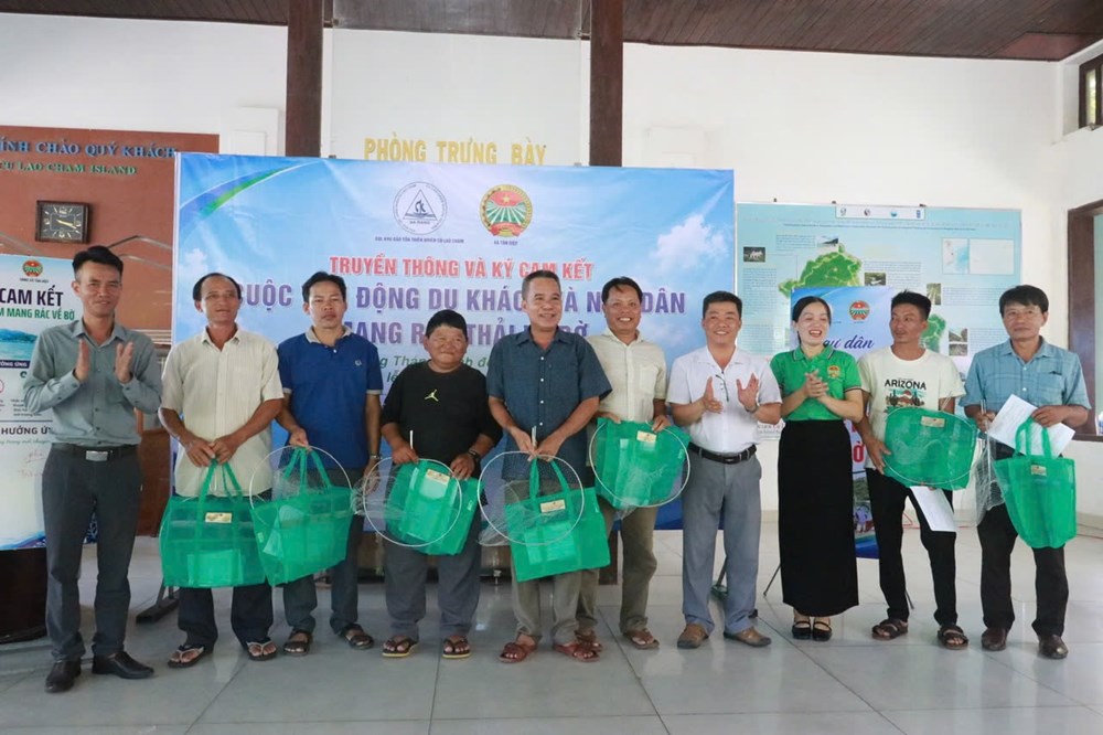 Ngư dân Cù Lao Chàm cam kết mang rác thải về bờ - ảnh 3