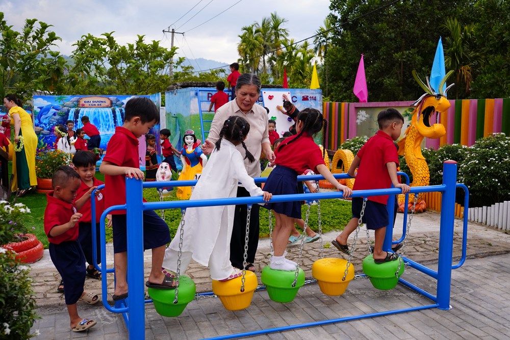  “Thắp sáng những ước mơ” cho hơn 200 trẻ em khó khăn ở Trà My  - ảnh 8