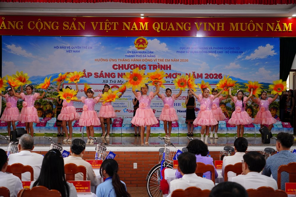  “Thắp sáng những ước mơ” cho hơn 200 trẻ em khó khăn ở Trà My  - ảnh 1