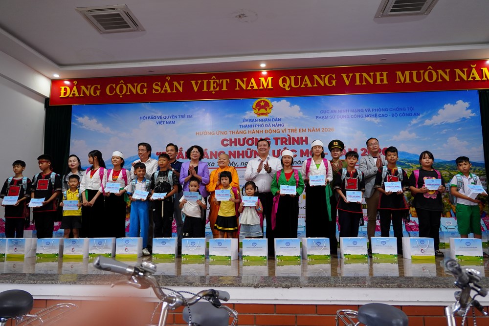  “Thắp sáng những ước mơ” cho hơn 200 trẻ em khó khăn ở Trà My  - ảnh 2