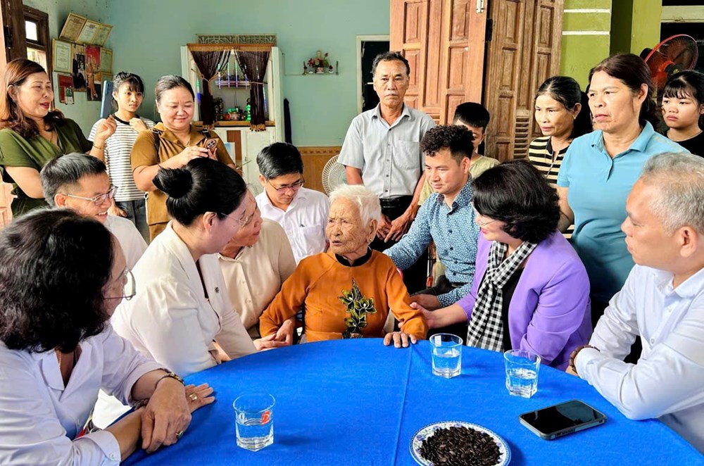  “Thắp sáng những ước mơ” cho hơn 200 trẻ em khó khăn ở Trà My  - ảnh 9