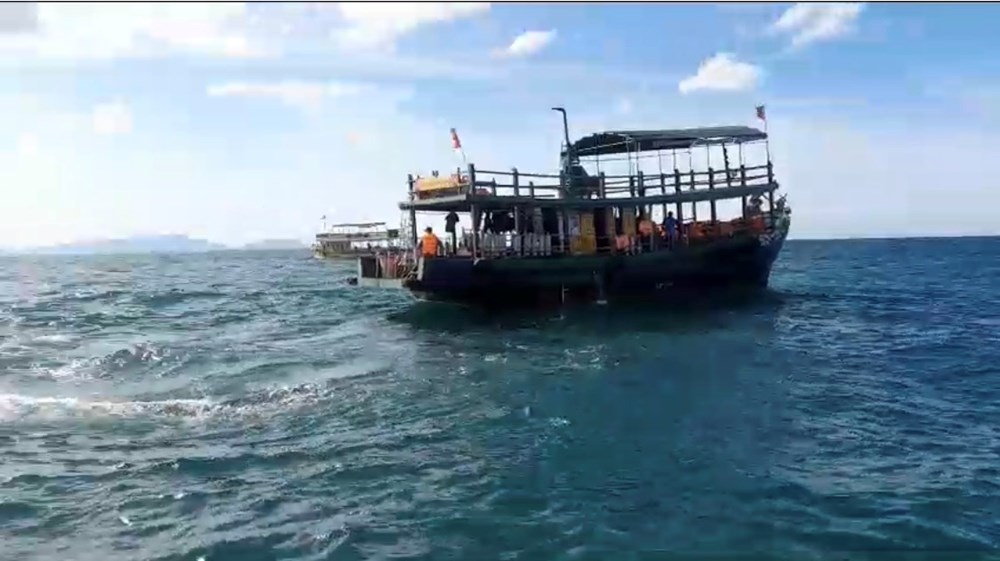 Cứu hộ 19 hành khách trên ca nô du lịch bị chìm tại biển Cửa Đại - ảnh 1