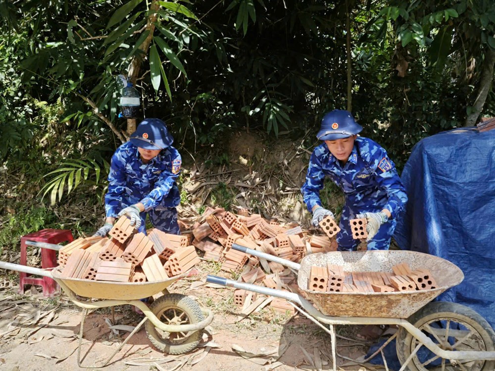 Vùng Cảnh sát biển 2 hỗ trợ xây nhà vệ sinh cho đồng bào Cor  - ảnh 4