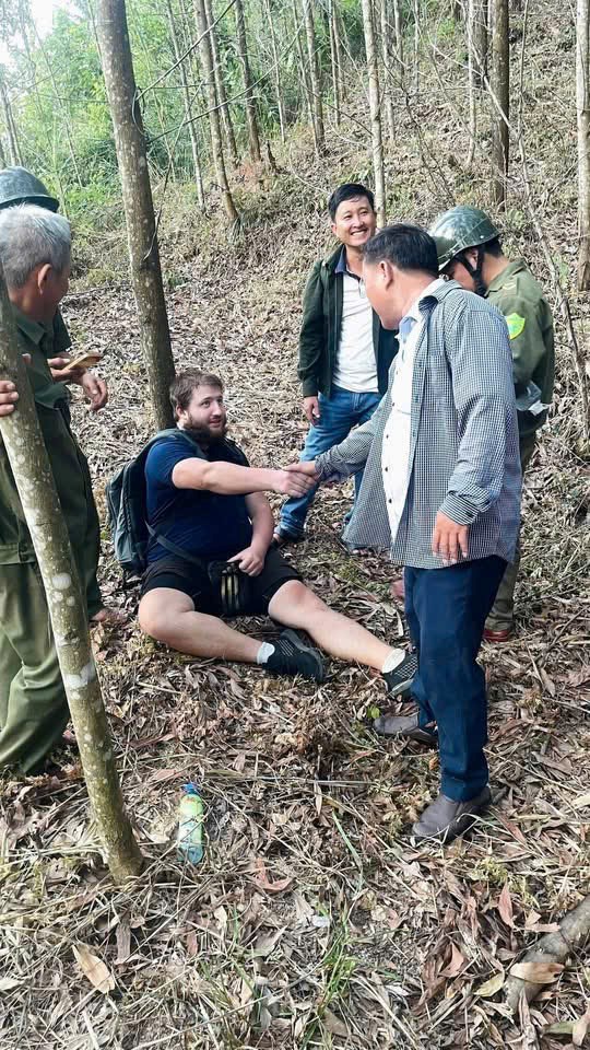 Công an cùng người dân băng rừng, giải cứu du khách người Đức gặp nạn - ảnh 1