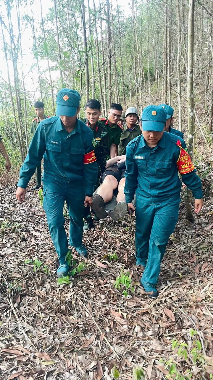 Công an cùng người dân băng rừng, giải cứu du khách người Đức gặp nạn - ảnh 2