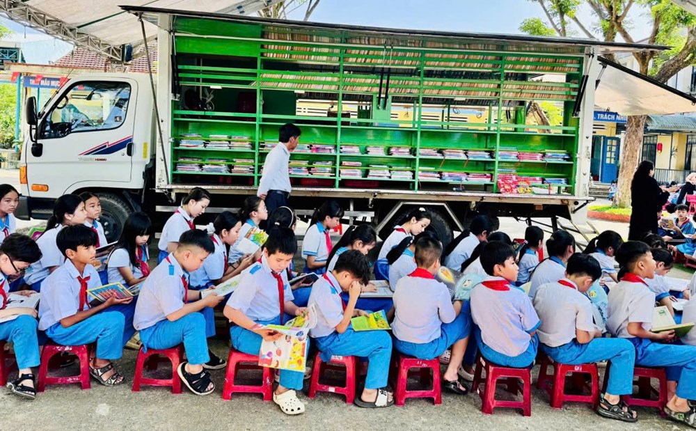 Những chuyến xe mang tri thức đến sân trường  - ảnh 2