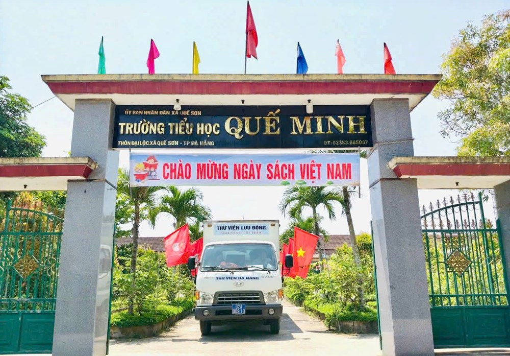 Những chuyến xe mang tri thức đến sân trường  - ảnh 1
