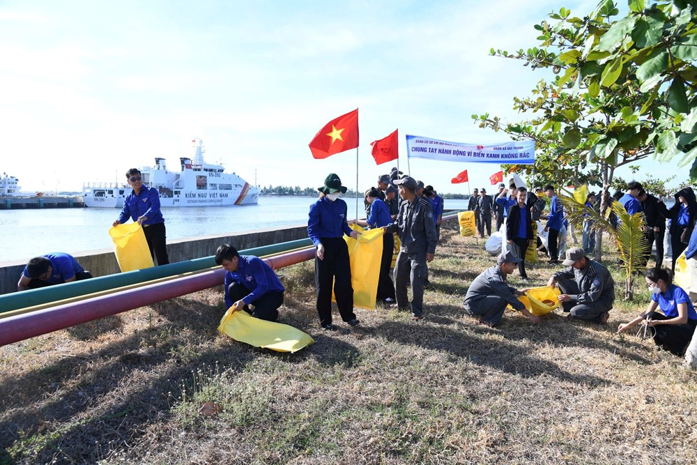 Tuổi trẻ Chi đội Kiểm ngư số 3 ra quân chiến dịch tình nguyện hè - ảnh 1
