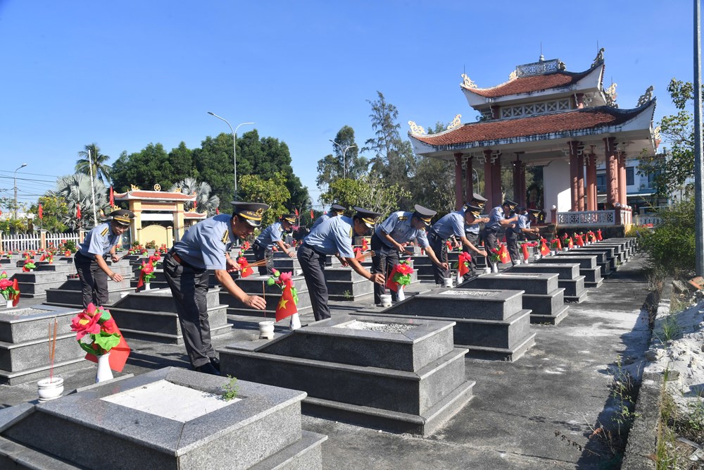 Chi đội Kiểm ngư số 3 tổ chức các hoạt động tri ân Ngày Thương binh - Liệt sĩ - ảnh 1