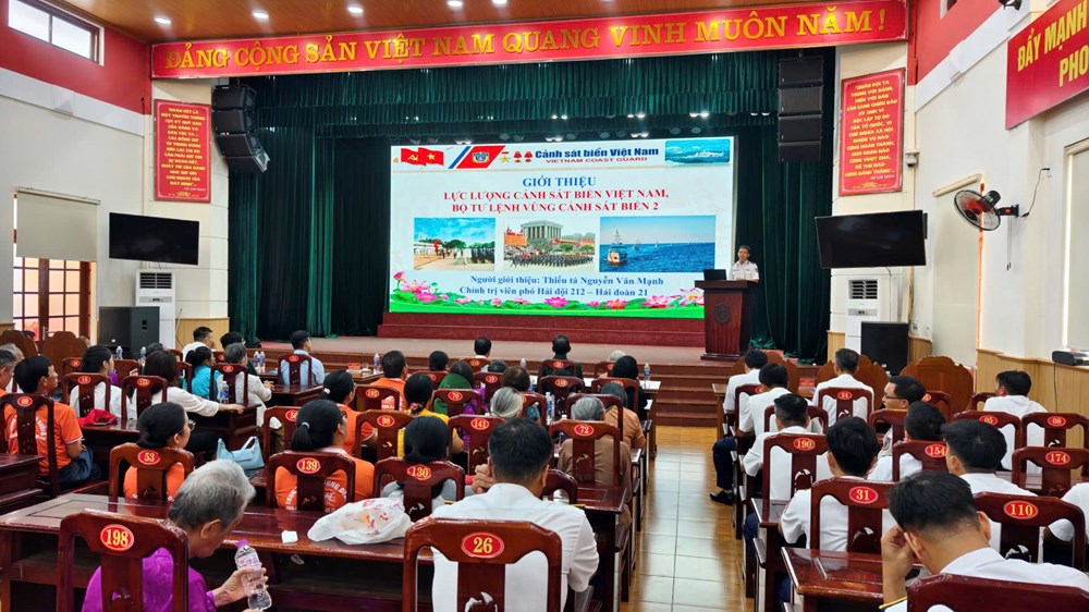 Bộ Tư lệnh Vùng Cảnh sát biển 2 tri ân người có công cách mạng - ảnh 2